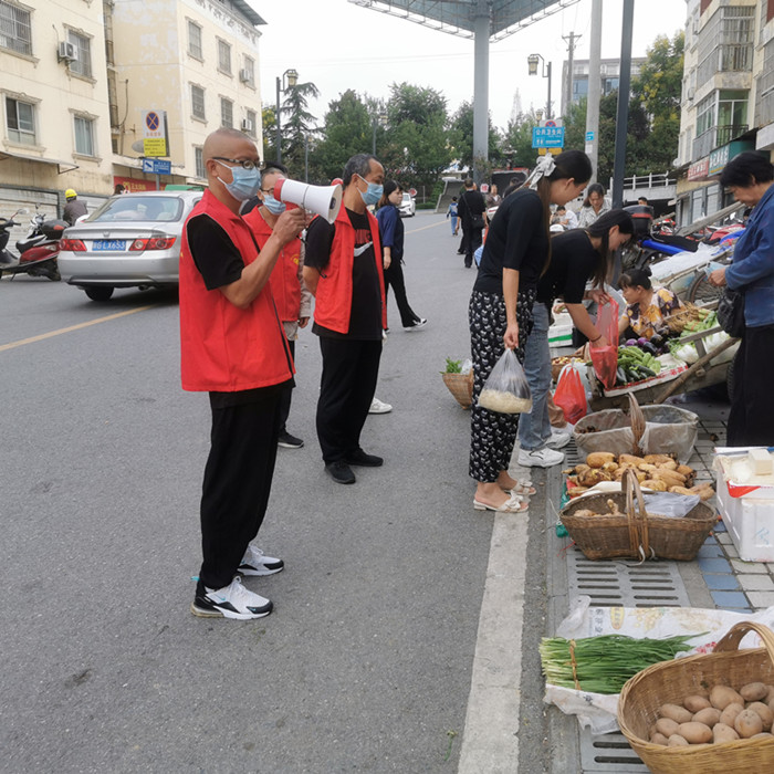 人大代表联合社区干部整治市场秩序.jpg