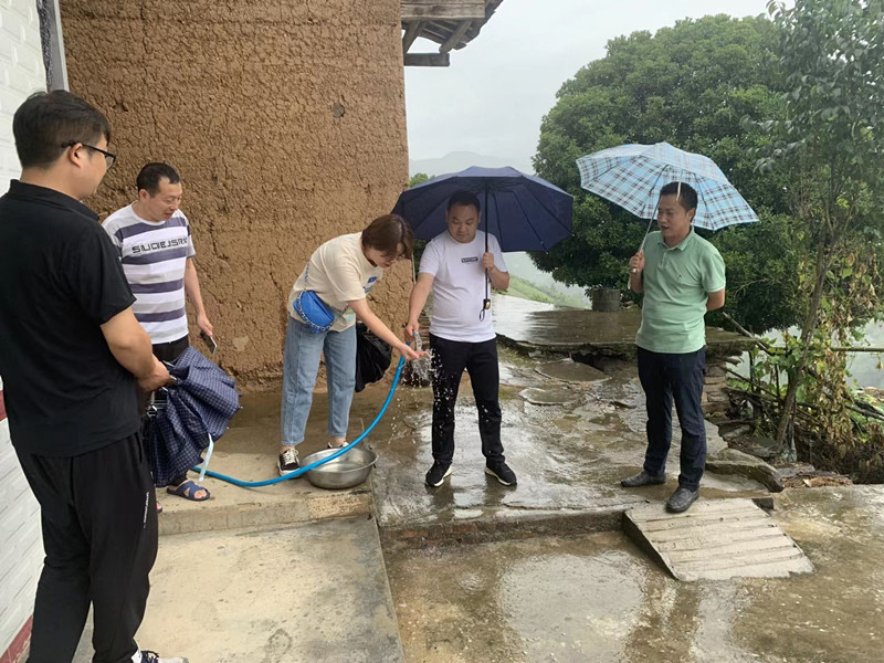 紫阳县水利局干部入户排查走访安全饮水情况（资料图片）(1).jpg